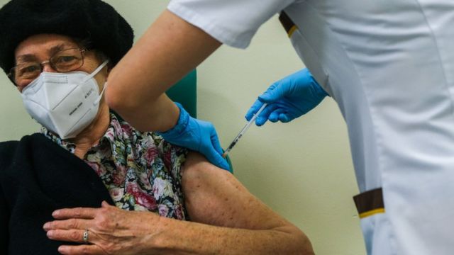 Paciente recibiendo la vacuna de Pfizer en Reino Unido.