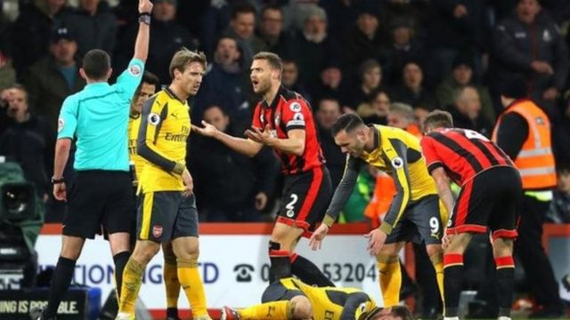 Alkalin wasa Michael Oliver, yana ba wa Francis jan kati
