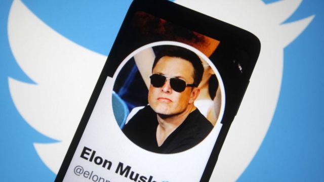 Telefon komórkowy z kontem Elona Muska na Twitterze