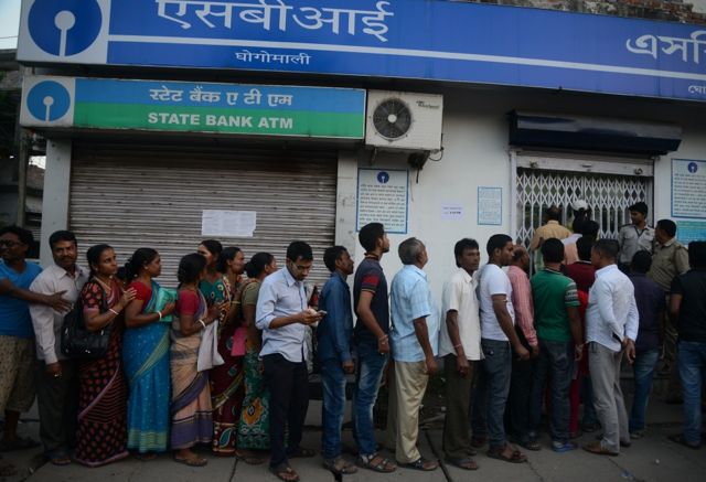 बैंक एटीएम के बार कतारों में खड़े लोग