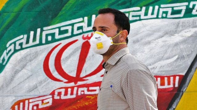 Umugabo wambaye agapfukamunwa muri Iran