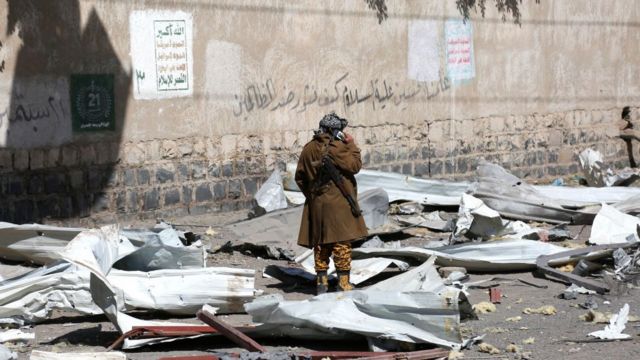 جندي يمني يتفقد حطام مخازن تابعة للمؤسسة العامة للكهرباء قيل إنها تعرضت لهجمات جوية لطائرات التحالف بقيادة السعودية في 16 ديسمبر / كانون الأول 2021.