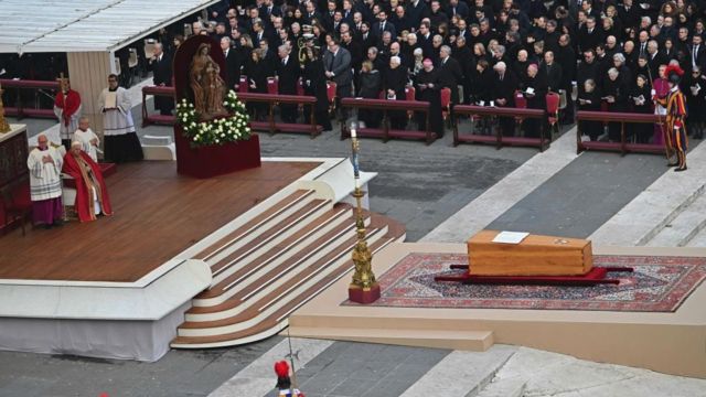 البابا فرنسيس يقود مراسم جنازة بنديكتوس