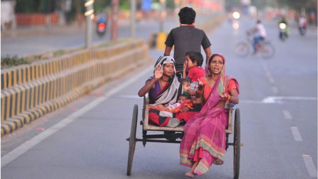 लॉकडाउन की घोषणा के बाद शहरों में रह रहे लाखों प्रवासी मज़दूरों ने गांवों की तरफ़ पलायन शुरू कर दिया था