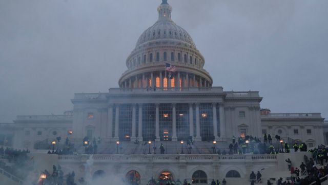 Manifestantes entram em choque no Capitolio