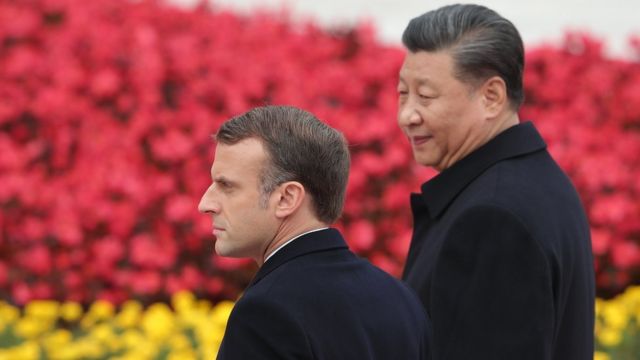 الرئيس الفرنسي إيمانويل ماكرون (إلى اليسار) والرئيس الصيني شي جينبينغ