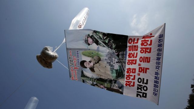 မြောက်ကိုရီးယားဆန့်ကျင်ရေး ပိုစတာ၊ ငွေကြေးနဲ့ မုန့်တွေထည့်ပို့