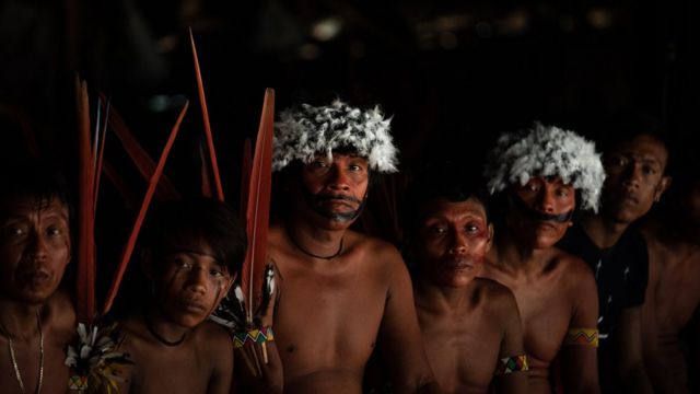 Lideranças dos povos yanomami e ye'kwana com adornos tradicionais de seu povo em encontro que debateu a presença de garimpeiros no território, em 2019