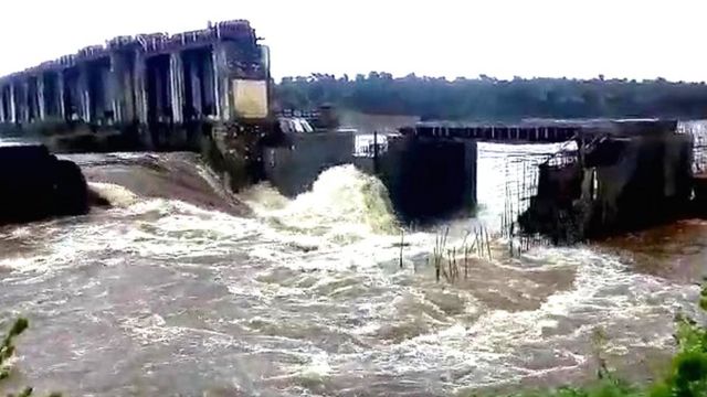 கேரள எல்லையிலுள்ள பொள்ளாச்சி ஆழியார் அணையில் உடைப்பு