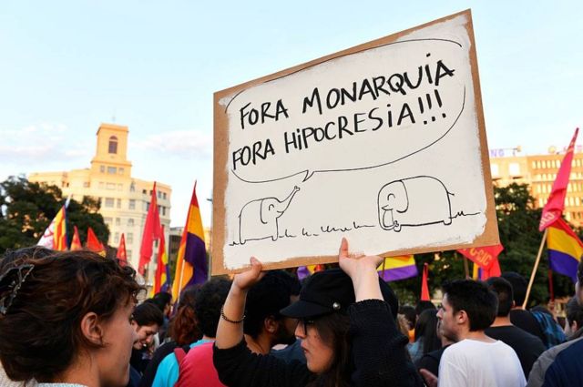 2014年，擁護共和的西班牙民眾在前國王卡洛斯宣佈退位後上街遊行。