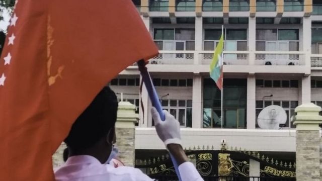 ပြီးခဲ့တဲ့ စက်တင်ဘာလက စစ်တွေမြို့မှာရှိတဲ့ ပြည်နယ်အစိုးရအဖွဲ့ရုံးရှေ့က စစ်ဆန့်ကျင်ရေးတောင်းဆိုတဲ့ ဆန္ဒပြ