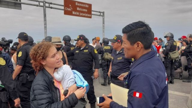 Una mujer con su babé trata de llegar a Venezuela para ver a su madre, paciente de cáncer.