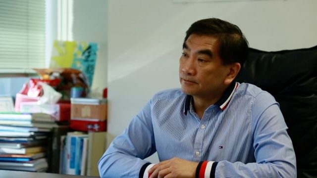 鍾國斌所屬的自由黨有商界背景，他自言他的政黨與代表勞工階層的建制派政黨，在勞工議題上不會有一致的立場。
