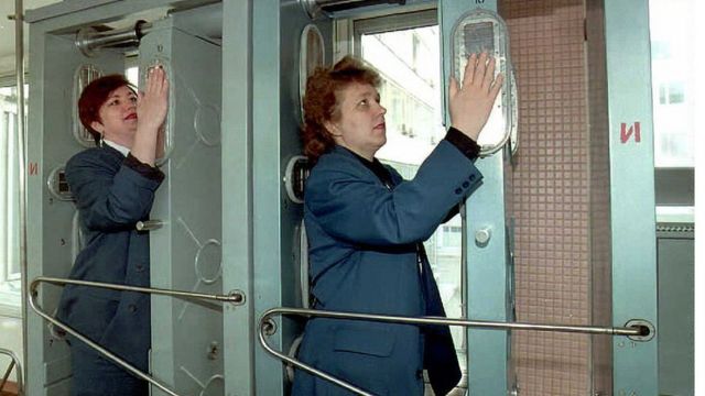 Dos trabajadoras de la central de Chernóbil en 1996 pasan el control rutinario de radiación.