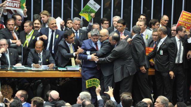 Deputados discutem na mesa diretora da Câmara durante a votação do impeachment de Dilma