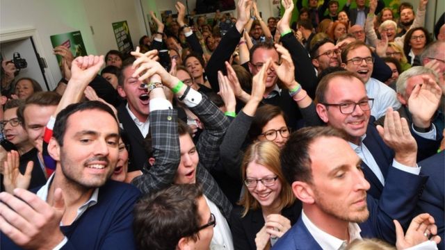 헤센 지역 선거에서 출구 조사 결과를 보고 환호하는 녹색당 지지자들