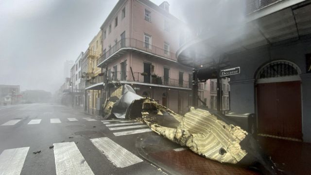 Parte de un techo de un edificio dañado en Nueva Orleans