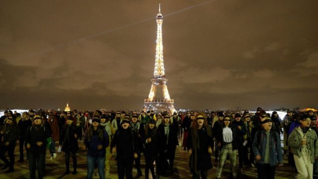 Mujeres protestando con la coreografía "El violador eres tú" en París, Francia.