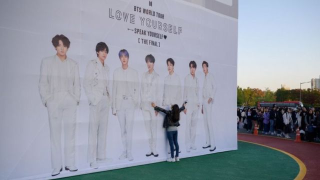 Fã tenta abraçar foto do grupo sul-coreano BTS antes de show em Seul que marcou final da turnê mundial da banda