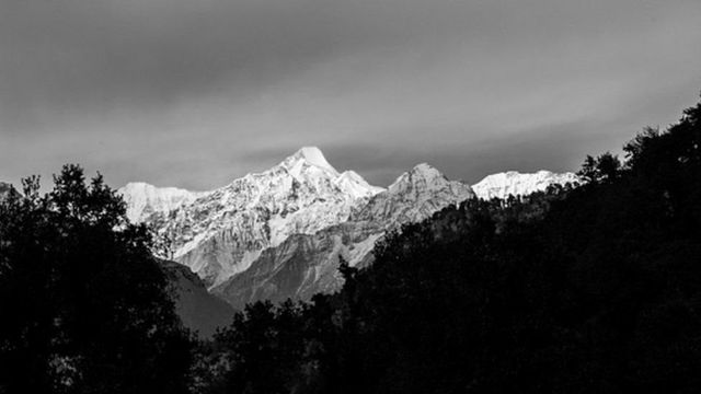 आख़िरकार उपकरण नंदा कोट की चोटी पर रख दिए गए