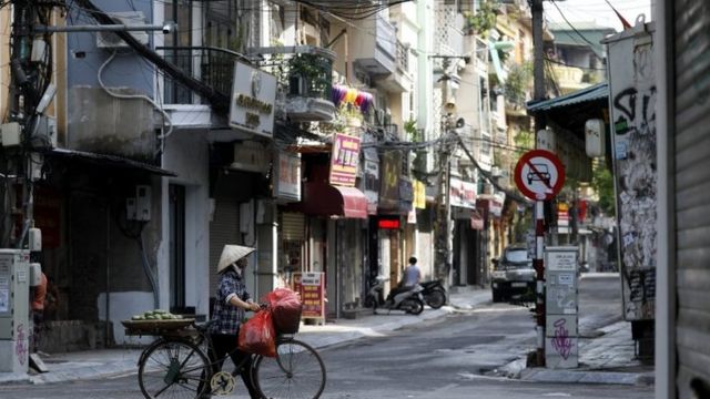 Đường phố Hà Nội vắng vẻ trong giai đoạn phong tỏa chống Covid