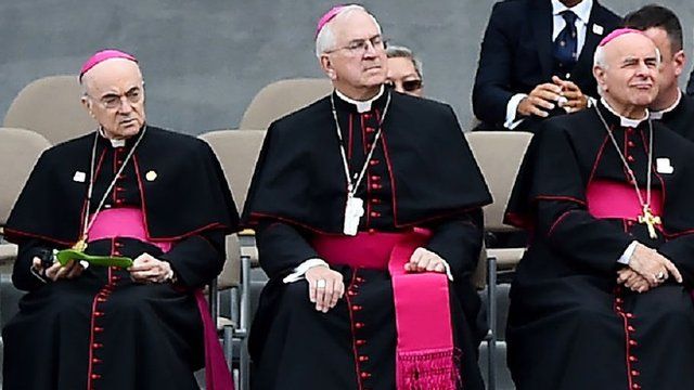 Vigano junto a otros clérigos de la iglesia.