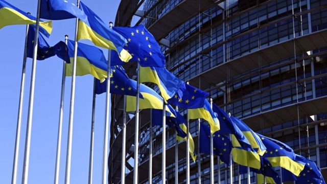Cờ của Liên minh châu Âu và Ukraine bên ngoài Nghị viện châu Âu ở Strasbourg, Pháp cho thấy sự ủng hộ của EU với Ukraine