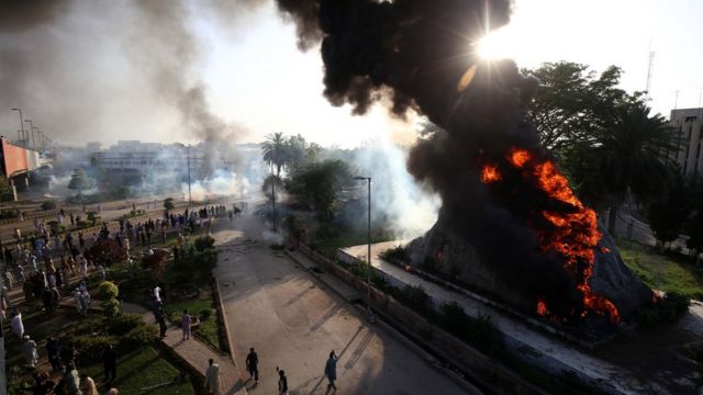 معترضان در پیشاور پاکستان یکی از ساختمان‌های رادیو پاکستان را به آتش کشیدند.