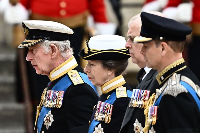 （左起）英國國王查爾斯三世、長公主安妮、約克公爵安德魯王子，威塞克斯伯爵愛德華王子抵達西敏寺教堂參加女王伊麗莎白二世國葬儀式