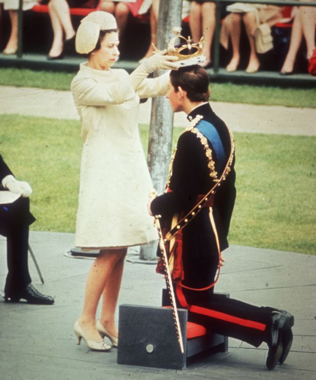 Kraliça Elizabeth II oğlu Şahzadə Çarlzın 1969-cu ildə Wales şahzadəsi elan olunan zaman onun tacını qoyarkən