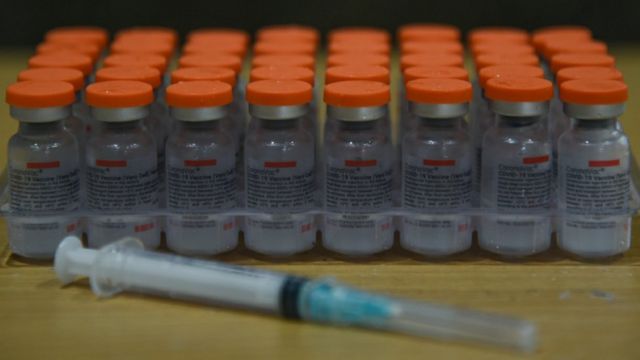 Sejumlah botol berisi vaksin COVID-19 dari Sinovac terdapat di atas sebuah meja saat pelaksanaan vaksinasi di Rumah Sakit�Adam Malik, Kota Medan, Sumatera Utara, Selasa (2/11/2021)