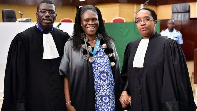 Simone Gbagbo entourée de ses deux avocats Ange Rodrigue Dadje et Habiba Touré, en juin 2016, à la cour d'assises d'Abidjan