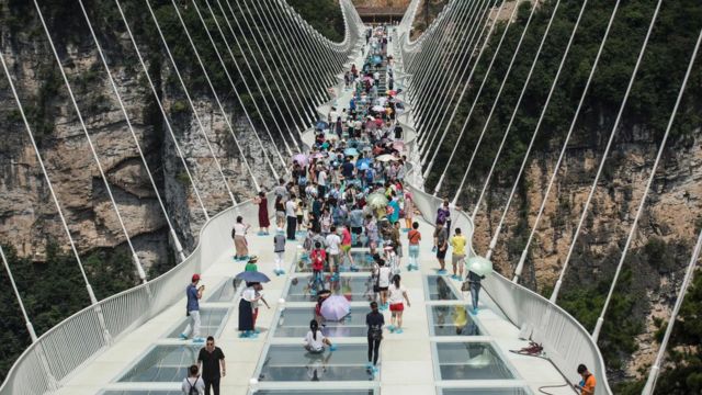 El puente con fondo de cristal "más alto y largo del mundo" ha abierto a los visitantes en el centro de China.