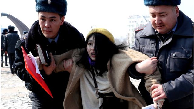 La police kirghize arrête une militante sur la place de la Victoire lors de la célébration de la Journée internationale de la femme à Bichkek, Kirghizstan, le 8 mars 2020