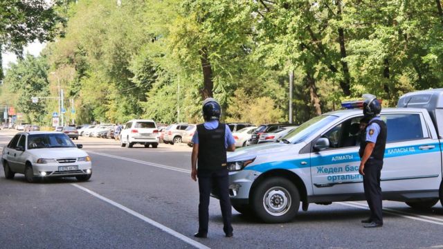 Сотрудники полиции во время спецоперации в центре Алма-АТы