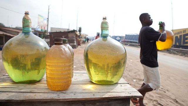Petróleo nigeriano siendo vendido en Cotonou, Benín.