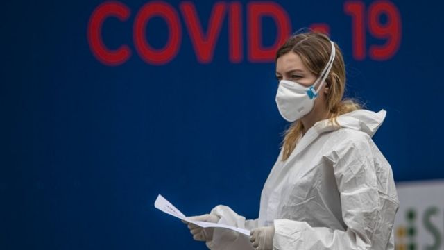 Profissional de saúde usa máscara perto de um centro de testes para covid-19 em Praga, República Tcheca, em 17 de setembro