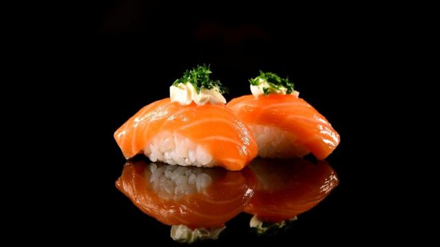 Два кусочка суши нигири содержат около 5 г соли, а одна столовая ложка соевого соуса добавляет еще 2,2 г