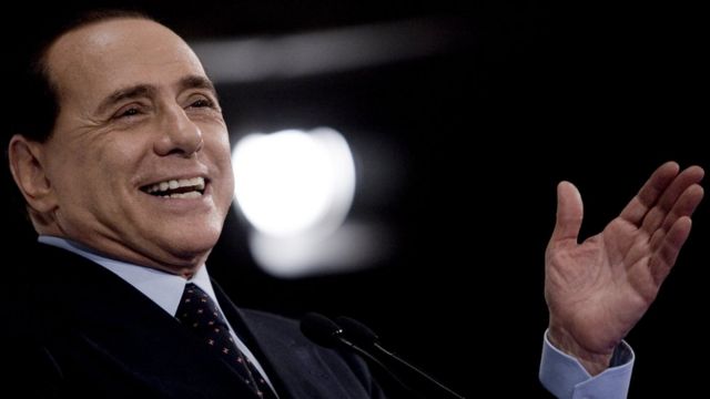 Berlusconi sonríe en esta foto de primer plano de 2010.