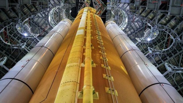 На місячну орбіту астронавтів доправить гігантська ракета НАСА SLS