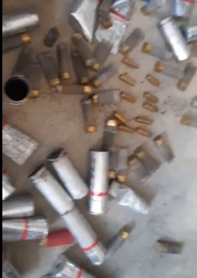 هەنگاو تصاویری از پوکه گلوله‌های شلیک شده در شهر طی روزهای اخیر را منتشر کرده و می گوید این پوکه ها نشان می دهد که ماموران مسلح از گلوله های جنگی علیه مردم غیرمسلح شهر استفاده می کنند