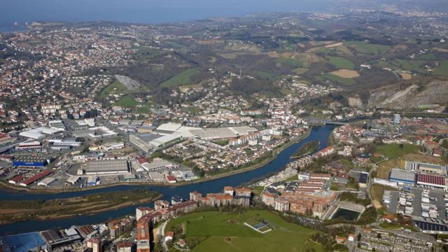 Isla Faisán (la más pequeña, a la derecha en la foto) en el río Bidasoa, entre las localidades fronterizas de Hendaya, Francia, e Irún, España