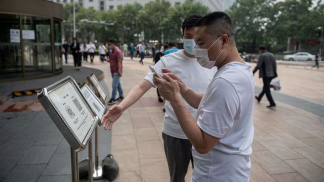 Hombres en China usando los códigos QR.