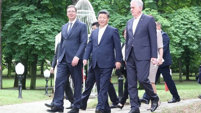 2016年中国领导人习近平在塞尔维亚访问时会见总统尼科利奇和总理武契奇。(photo:BBC)