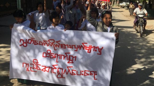 လျှပ်စစ်မီးလင်းရေးနဲ့ ကော်မတီပြန်ဖွဲ့ပေးဖို့ ဒေသခံတွေ ဆန္ဒပြ
