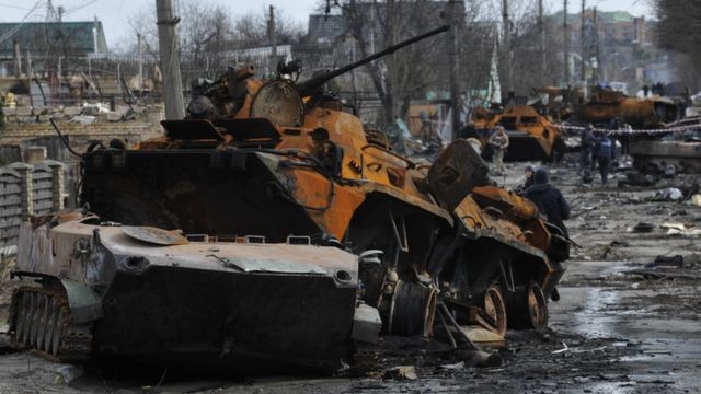 Tanques destruidos rusos en la ciudad de Bucha, ubicada a las afueras de Kiev.