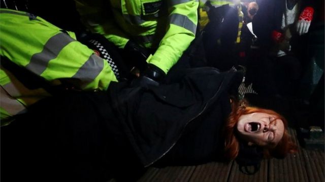 Police intervene against women protesting murder of Sarah Everard in London