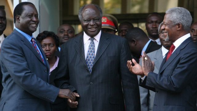 Raila Odinga ahana ikiganza na Mwai Kibaki nyuma yo kwemera gusangira ubutegetsi babifashijwemo na Koffi Annan (iburyo)