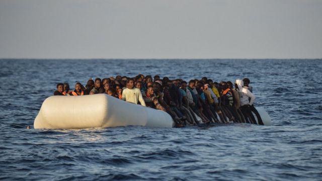 Des migrants à bord d'un bateau en caoutchouc dans mer Méditerranée, le 3 novembre 2016.