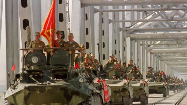 Tanques soviéticos abandonan Afganistán.